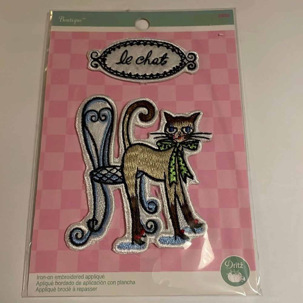 Le chat Embroidered Iron-On Patch.
